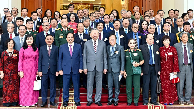 Tổng Bí thư Tô Lâm, Thủ tướng Chính phủ Phạm Minh Chính và các đồng chí lãnh đạo Đảng, Nhà nước với các đại biểu trí thức, nhà khoa học, văn nghệ sĩ. (Ảnh: ĐĂNG KHOA) Tổng Bí thư Tô Lâm, Thủ tướng Chính phủ Phạm Minh Chính và các đồng chí lãnh đạo Đảng, Nhà nước với các đại biểu trí thức, nhà khoa học, văn nghệ sĩ. (Ảnh: ĐĂNG KHOA)