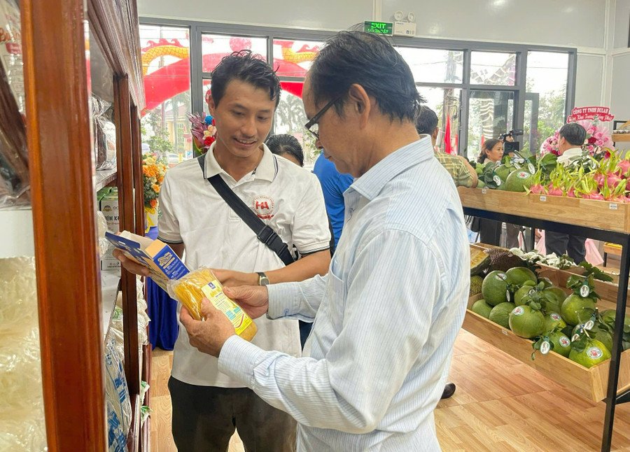 Cơ sở kinh doanh bún, phở Kicafoods (xã Hoài Ân) giới thiệu sản phẩm tới khách hàng. Ảnh: ĐVCC 52.jpg
