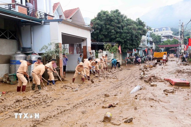 Lực lượng Cảnh sát giao thông tham gia thu gom bùn đất, cành cây, rác bị tràn về trong đợt lũ vừa qua tại xã Sông Mã, Sơn La. (Ảnh: Quang Quyết/TTXVN) Lực lượng Cảnh sát giao thông tham gia thu gom bùn đất, cành cây, rác bị tràn về trong đợt lũ vừa qua tại xã Sông Mã, Sơn La. (Ảnh: Quang Quyết/TTXVN)