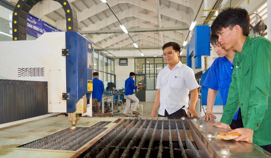 Bộ đội xuất ngũ học lớp sơ cấp nghề hàn tại Trường CĐ Kỹ thuật Công nghệ Quy Nhơn đang vận hành máy cắt laser CNC. Ảnh: N.Muội 3.jpg