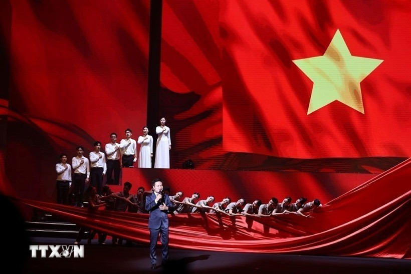 Các tiết mục ca ngợi Đảng quang vinh, Bác Hồ vĩ đại; lịch sử cách mạng hào hùng, thể hiện tinh thần quyết tâm của toàn Đảng, toàn quân, toàn dân đưa đất nước bước vào kỷ nguyên mới - kỷ nguyên vươn mình của dân tộc. (Ảnh: Minh Đức/TTXVN) chuong-trinh-chinh-luan.jpg