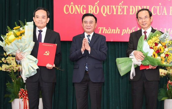 Ủy viên Bộ Chính trị, Thường trực Ban Bí thư Trần Cẩm Tú trao quyết định cho ông Nguyễn Văn Nên (bên phải) và ông Trần Lưu Quang (bên trái), tân Bí thư Thành ủy TP HCM Ủy viên Bộ Chính trị, Thường trực Ban Bí thư Trần Cẩm Tú trao quyết định cho ông Nguyễn Văn Nên (bên phải) và ông Trần Lưu Quang (bên trái), tân Bí thư Thành ủy TP HCM