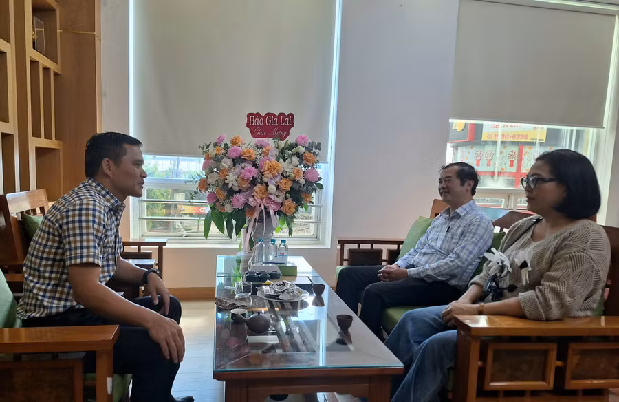 lanh-dao-bao-gia-lai-da-den-tham-chuc-mung-vietcombank-chi-nhanh-gia-lai-anh-quang-tan-2455.jpg