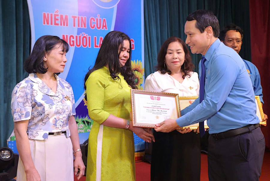 Ông Hà Duy Trung-Chủ tịch LĐLĐ tỉnh, trao Kỷ niệm chương Vì sự nghiệp xây dựng tổ chức Công đoàn Việt Nam cho cán bộ Công đoàn các cấp. Ảnh: ĐVCC 71.jpg