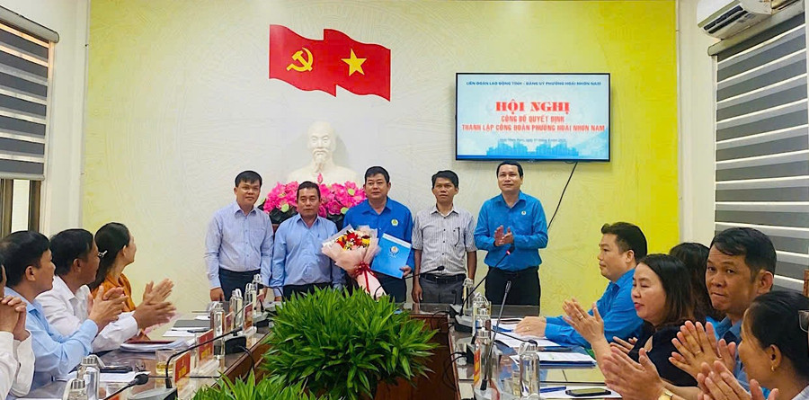 Ông Hà Duy Trung-Chủ tịch LĐLĐ tỉnh (đứng, bìa phải) trao quyết định thành lập Công đoàn phường Hoài Nhơn Nam. Ảnh: ĐVCC 72.jpg
