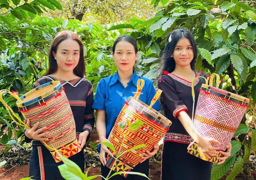 Chị H’Dịu (bìa trái) có nhiều tâm huyết với công tác bảo tồn văn hóa của dân tộc. Ảnh: Phan Lài 2-1292.jpg