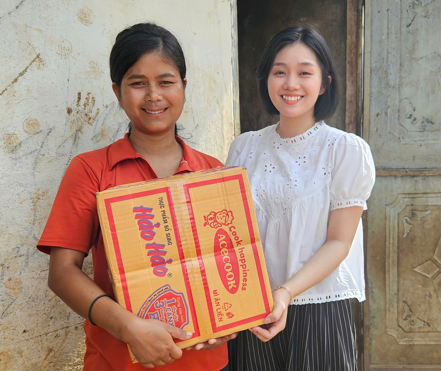 Chị Đỗ Thị Minh Thư (bìa phải) ngày 21-8 đã đi trao quà đến bà con khó khăn ở xã Biển Hồ (tỉnh Gia Lai). Ảnh: Ngọc Duy 2.jpg