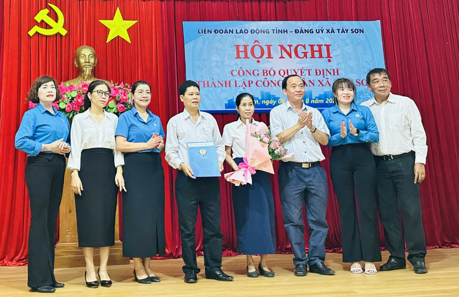 LĐLĐ tỉnh và Đảng ủy xã Tây Sơn tổ chức công bố quyết định thành lập Công đoàn xã Tây Sơn. Ảnh: ĐVCC 3.jpg