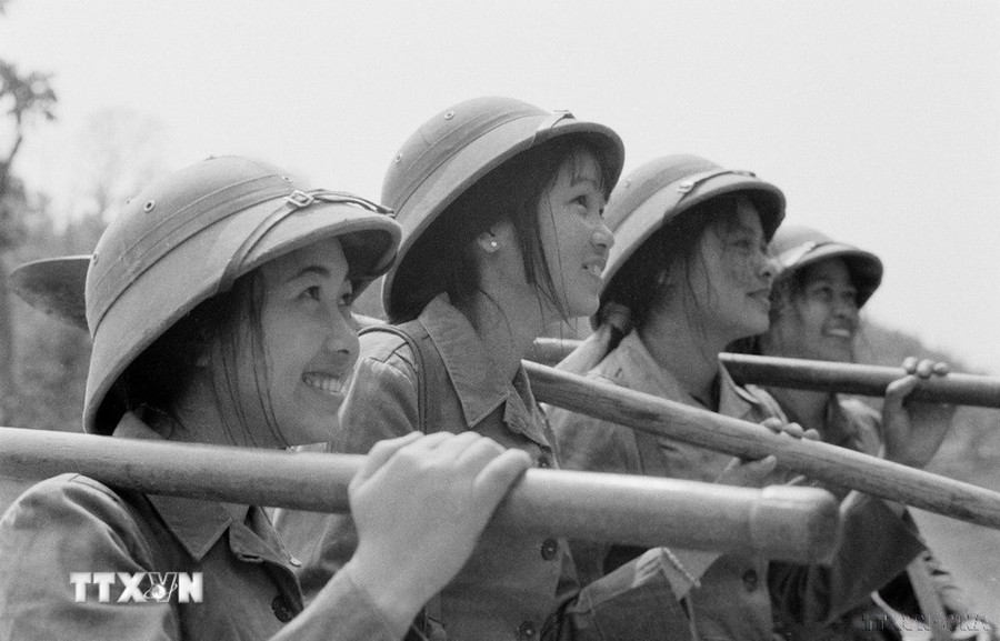 Nữ thanh niên xung phong Đại đội 25 thanh niên xung phong trên cung đường Quyết thắng ngày đêm dũng cảm bám đường, sửa chữa kịp thời đảm bảo giao thông thông suốt, an toàn. Ảnh: TTXVN