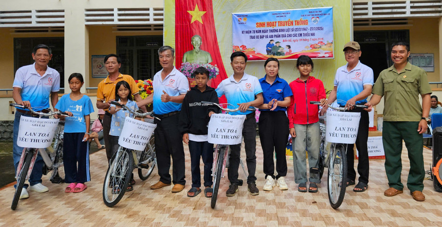 Tặng xe đạp cho học sinh có hoàn cảnh khó khăn tại xã Biển Hồ. Ảnh: Ngọc Duy 102.jpg