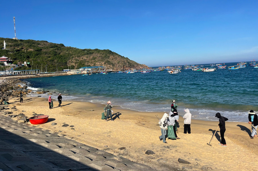 Phong trào làm sạch biển, bãi biển đang lan tỏa mạnh, thu hút ngày càng nhiều người chung tay bảo vệ, phát triển nguồn lợi thủy sản. Ảnh: N.N 1.jpg