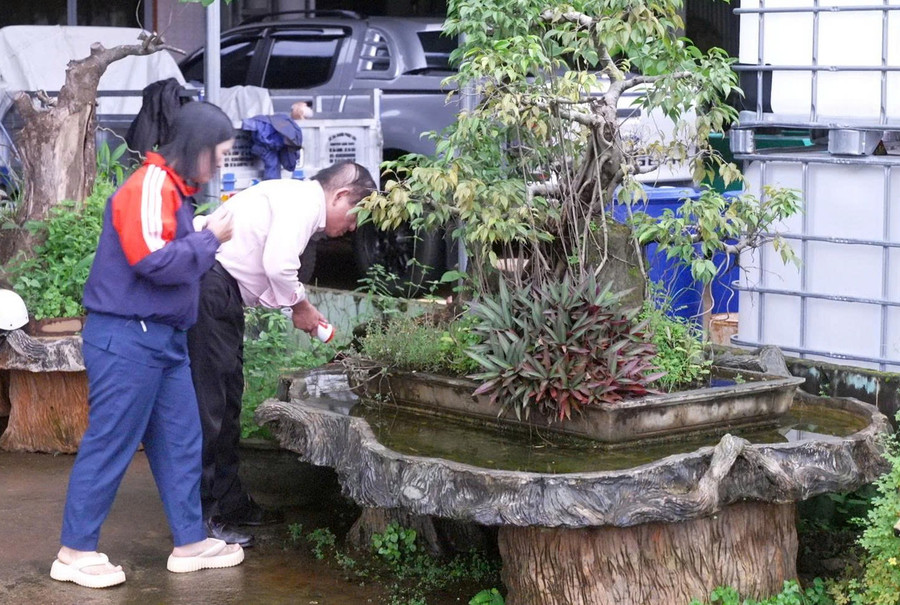 CDC Gia Lai giám sát, kiểm tra loại bỏ vật dụng có nguy cơ thành nơi muỗi sinh sản truyền bệnh SXH tại xã Ia Hiao. Ảnh: CDC 82.jpg