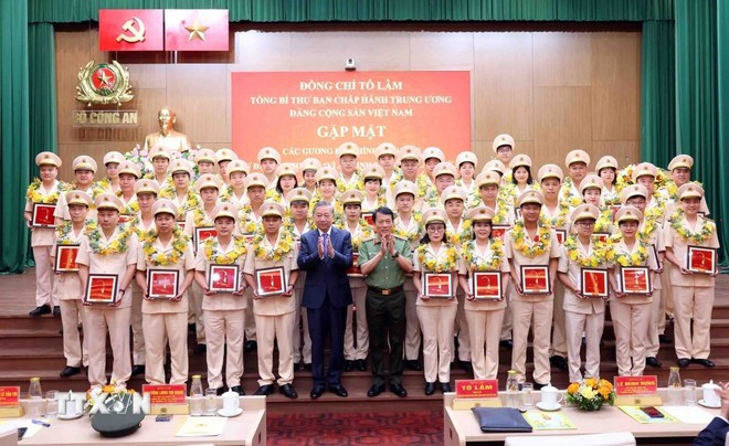 Tổng Bí thư Tô Lâm và Đại tướng Lương Tam Quang, Bộ trưởng Bộ Công an với các điển hình tiên tiến trong Công an nhân dân. (Ảnh: Phạm Kiên/TTXVN) Tổng Bí thư Tô Lâm và Đại tướng Lương Tam Quang, Bộ trưởng Bộ Công an với các điển hình tiên tiến trong Công an nhân dân. (Ảnh: Phạm Kiên/TTXVN)
