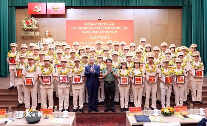 Tổng Bí thư Tô Lâm và Đại tướng Lương Tam Quang, Bộ trưởng Bộ Công an với các điển hình tiên tiến trong Công an nhân dân. (Ảnh: Phạm Kiên/TTXVN)