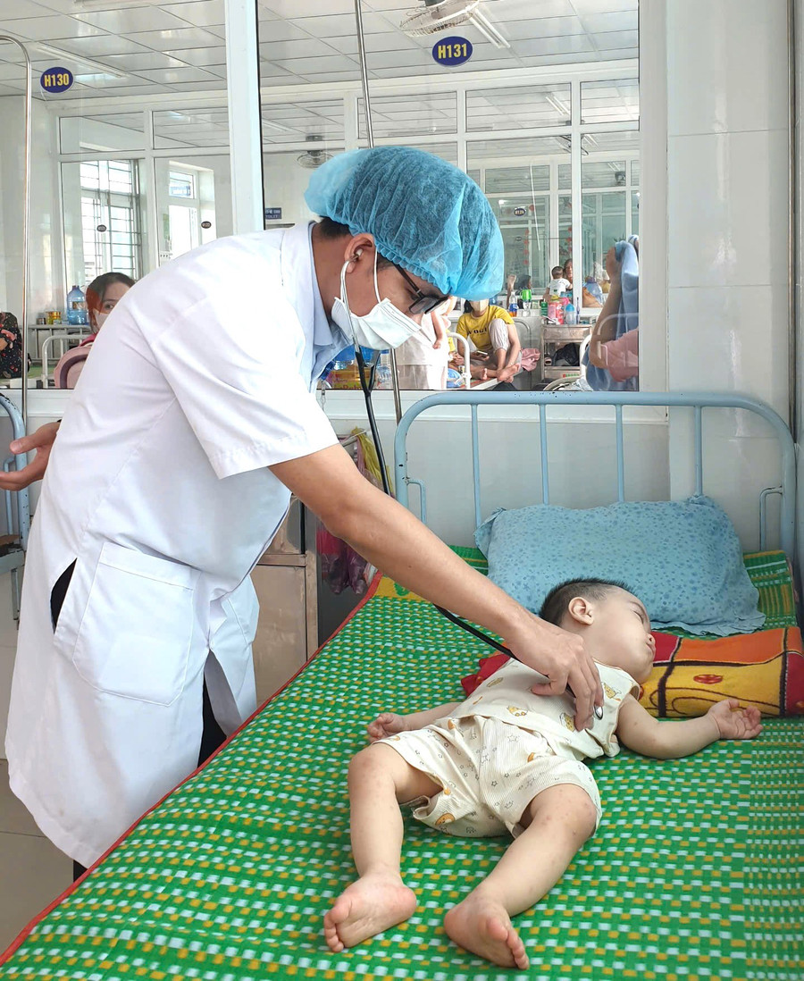 Khoa Nhi (Bệnh viện Đa khoa trung tâm tỉnh Gia Lai) điều trị bệnh nhân mắc sốt xuất huyết. Ảnh: M.H 81.jpg