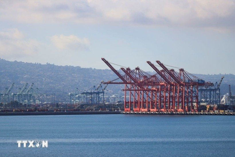 Quang cảnh cảng hàng hóa Long Beach, California, Mỹ. (Ảnh: THX/TTXVN) tong-thong-my-ap-thue.jpg