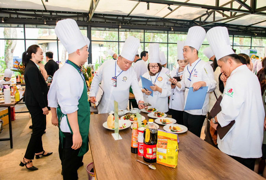 Lưu (bên trái) và Thọ (bên phải) cùng giảng viên bên sản phẩm đầy tính thẩm mỹ trong một tiết cắt tỉa củ quả do các bạn thực hiện. Ảnh: NVCC 61.jpg