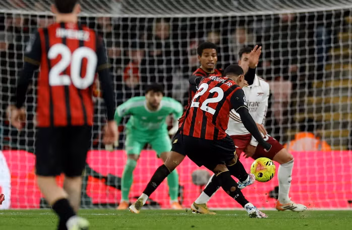 Eli Junior Kroupi (22) khóa số trận cầu 5 bàn thắng tại sân Vitality