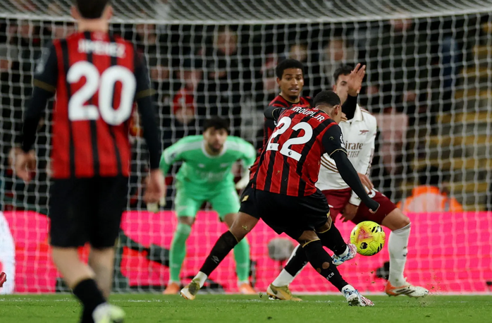 Eli Junior Kroupi (22) khóa số trận cầu 5 bàn thắng tại sân Vitality