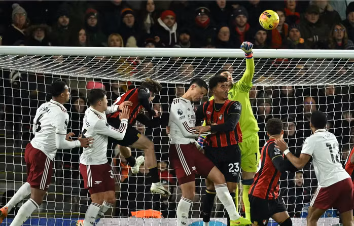 Khung thành Arsenal bị đặt trong nhiều tình huống nguy hiểm