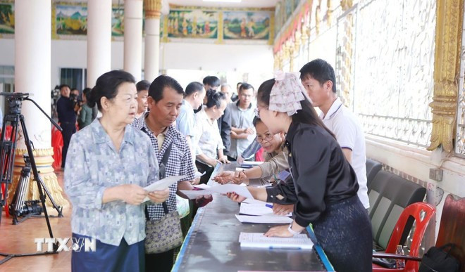Cử tri đi bỏ phiếu bầu cử tại Đơn vị bầu cử số 23 Chùa Sibounheuang, quận Chanthabuly, Khu vực bầu cử số 1, thủ đô Vientiane. Ảnh: Xuân Tú/TTXVN