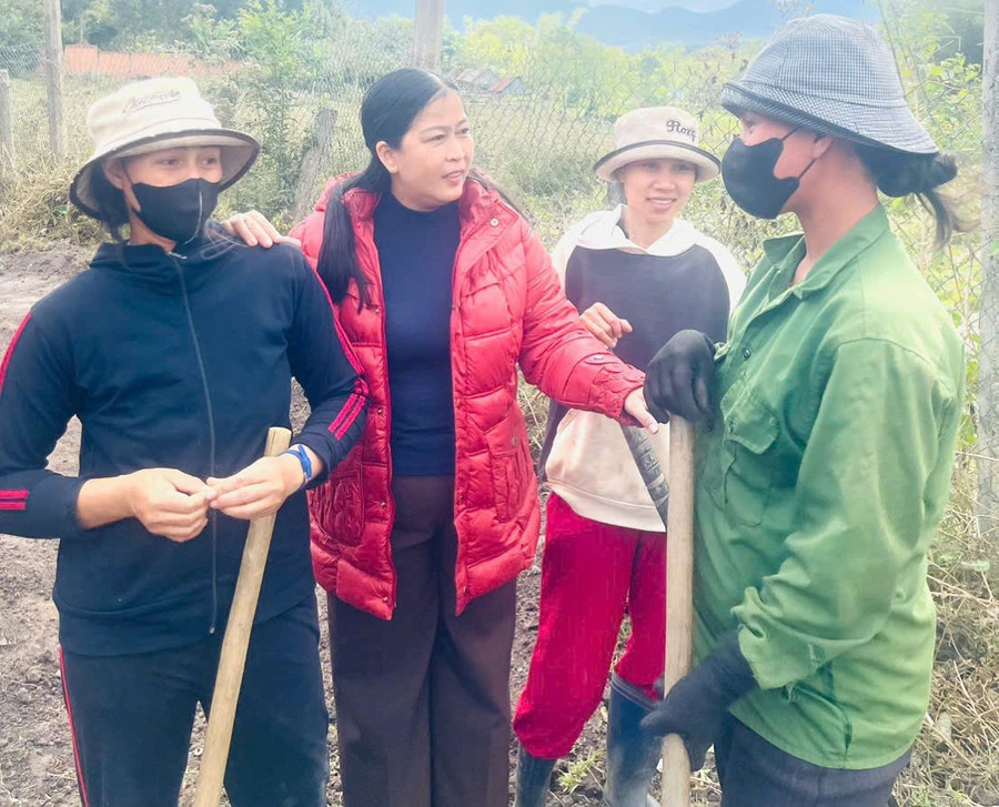 นางดิงห์ ถิ มินห์ ฮา (คนที่สองจากซ้าย) เลขานุการคณะกรรมการพรรคประจำตำบลฮรา เยี่ยมเยียนและสอบถามสถานการณ์การผลิตทางการเกษตรของประชาชนหลังพายุไต้ฝุ่นหมายเลข 13 ภาพ: จัดหาโดยคณะกรรมการพรรค bi-thu-cap-xa-6.jpg