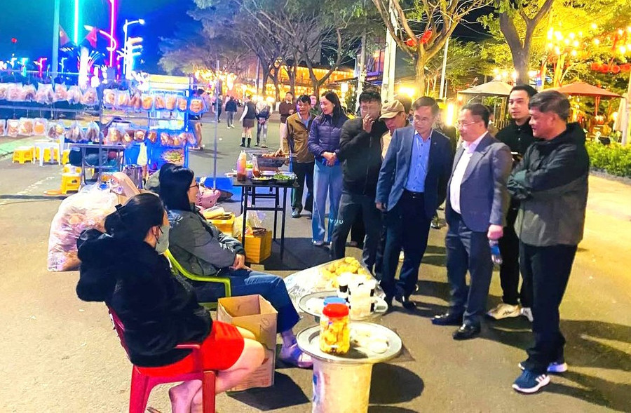 เหงียน ซวน ฟวก (แถวหน้า คนที่สามจากขวา) เลขานุการคณะกรรมการพรรคประจำเขตเปลกู ตรวจเยี่ยมการเตรียมการเปิด bi-thu-cap-xa-2.jpg