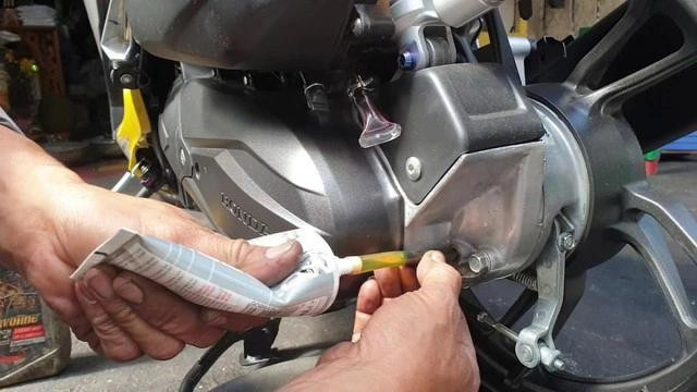 Dầu hộp số trên xe tay ga cần được thay định kỳ sau 4.000 - 5.000 km