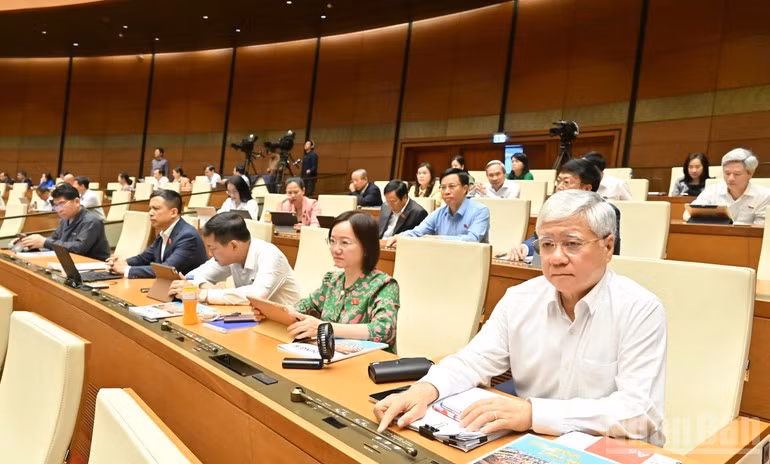 Quốc hội biểu quyết thông qua Nghị quyết về Kế hoạch phát triển kinh tế-xã hội năm 2026. Ảnh: Duy Linh