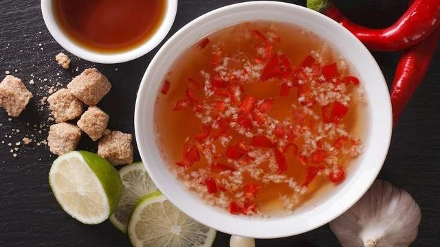 Về cơ bản, loại nước chấm phổ biến của Việt Nam này được chế biến với nước cốt chanh chua, hoặc tùy chọn là giấm, đường, nước và nước mắm. Các nguyên liệu thường được thêm vào bao gồm ớt cắt nhỏ, tỏi, hành tím, hành lá, gừng hoặc các loại rau thơm tươi. Nước chấm có nhiều biến thể theo vùng miền, và thành phần cuối cùng cũng có thể phụ thuộc vào loại món ăn được dùng kèm