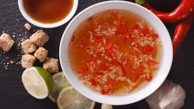 Về cơ bản, loại nước chấm phổ biến của Việt Nam này được chế biến với nước cốt chanh chua, hoặc tùy chọn là giấm, đường, nước và nước mắm. Các nguyên liệu thường được thêm vào bao gồm ớt cắt nhỏ, tỏi, hành tím, hành lá, gừng hoặc các loại rau thơm tươi. Nước chấm có nhiều biến thể theo vùng miền, và thành phần cuối cùng cũng có thể phụ thuộc vào loại món ăn được dùng kèm