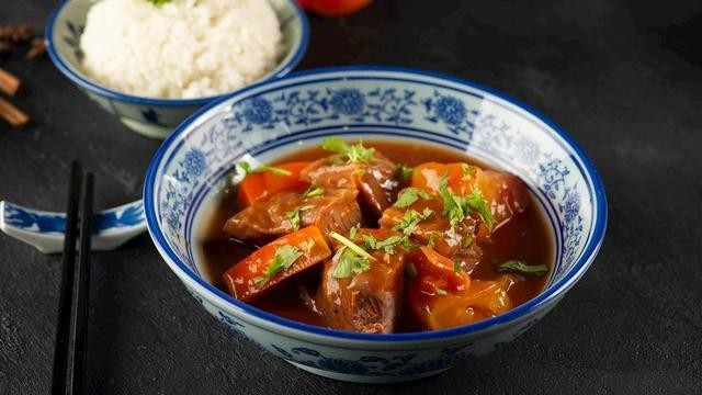 Bò kho là món ăn phổ biến của Việt Nam, có thể ăn riêng hoặc ăn kèm với bánh mì. Món này cũng có thể ăn kèm với bún và nhiều loại rau thơm tươi