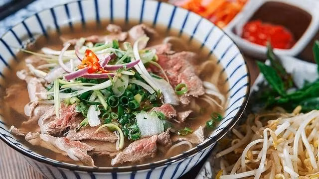 Phở bò được chế biến từ nhiều phần thịt khác nhau của bò - nước dùng được làm từ xương bò, bắp bò, đuôi bò và cổ bò, trong khi các nguyên liệu ăn kèm bao gồm thịt ba chỉ thái mỏng, thịt sườn, thịt thăn, thịt bò chín, tái...
