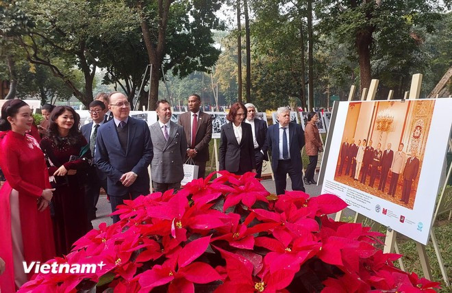 Đại sứ Đặc mệnh toàn quyền Liên bang Nga tại Việt Nam, ông Bezdetko Gennady Stepanovich (thứ ba từ trái sang) tham quan triển lãm "Chủ tịch Hồ Chí Minh và Liên bang Nga." (Ảnh: Minh Thu/Vietnam+)