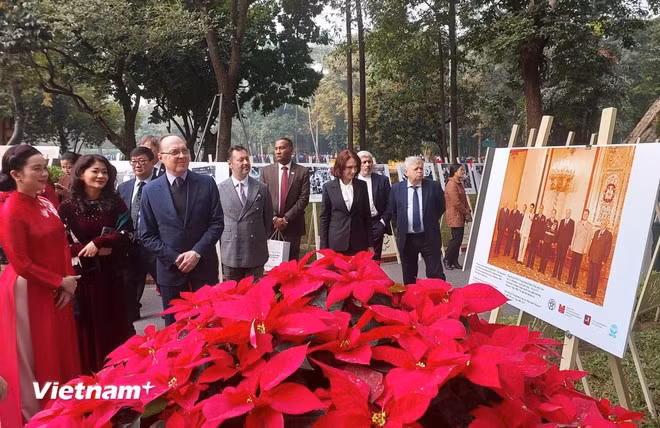 Đại sứ Đặc mệnh toàn quyền Liên bang Nga tại Việt Nam, ông Bezdetko Gennady Stepanovich (thứ ba từ trái sang) tham quan triển lãm "Chủ tịch Hồ Chí Minh và Liên bang Nga." (Ảnh: Minh Thu/Vietnam+)