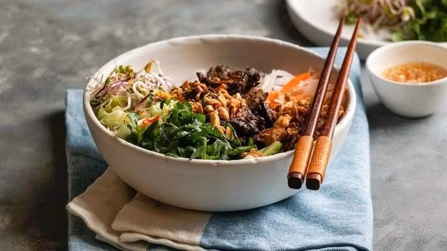 Tên gọi đã nói lên nguồn gốc và địa điểm xuất xứ của món ăn. Các nguyên liệu chính bao gồm thịt bò xào, bún gạo, tỏi, rau thơm tươi (rau mùi, bạc hà) và rau củ (cà rốt, dưa leo, xà lách, giá), trong khi đậu phộng rang và hành phi là tùy chọn