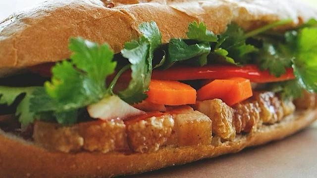 Bánh mì heo quay là biến thể truyền thống của bánh mì thịt. Thịt heo được quay với một lớp muối và gia vị dày. Sau đó, thịt được cắt lát và kẹp vào bánh mì nóng. Bánh mì heo quay có thể mua được ở các quán ăn đường phố và là một trong những loại bánh mì phổ biến nhất trong cả nước