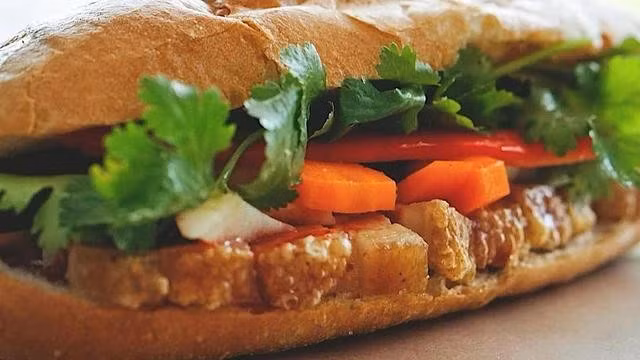 Bánh mì heo quay là biến thể truyền thống của bánh mì thịt. Thịt heo được quay với một lớp muối và gia vị dày. Sau đó, thịt được cắt lát và kẹp vào bánh mì nóng. Bánh mì heo quay có thể mua được ở các quán ăn đường phố và là một trong những loại bánh mì phổ biến nhất trong cả nước