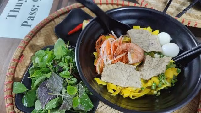 Món ăn nổi tiếng này gồm sự kết hợp giữa sợi mì với một ít nước dùng thịt đậm đà cùng các loại rau tươi như hoa chuối, xà lách, ngò, hành lá và rau mùi. Món ăn này vô cùng đa dạng và thường được ăn kèm với thịt ba chỉ, thịt gà, tôm, cá, trứng luộc, đậu phộng rang và bánh tráng. Mặc dù có nguồn gốc từ miền Trung, cụ thể hơn là Quảng Nam, mì Quảng ngày nay được yêu thích trên khắp cả nước