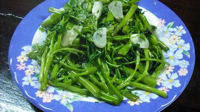 Rau muống xào tỏi là món ăn truyền thống phù hợp cho người ăn chay, được làm từ rau muống xào, tỏi, nước mắm, muối, đường và tương dầu. Rau muống được chần sơ, sau đó xào với tỏi, muối và đường, còn nước mắm được cho vào gần cuối quá trình nấu. Món rau này được dùng nóng, thường là một phần của bữa ăn ba món, món đầu tiên là món xào, món thứ hai là món luộc hoặc hấp, và món thứ ba là canh. Rau muống xào tỏi cũng rất ngon khi ăn kèm với cơm trắng