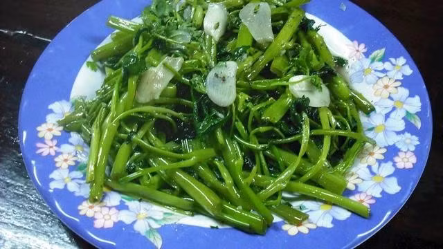 Rau muống xào tỏi là món ăn truyền thống phù hợp cho người ăn chay, được làm từ rau muống xào, tỏi, nước mắm, muối, đường và tương dầu. Rau muống được chần sơ, sau đó xào với tỏi, muối và đường, còn nước mắm được cho vào gần cuối quá trình nấu. Món rau này được dùng nóng, thường là một phần của bữa ăn ba món, món đầu tiên là món xào, món thứ hai là món luộc hoặc hấp, và món thứ ba là canh. Rau muống xào tỏi cũng rất ngon khi ăn kèm với cơm trắng