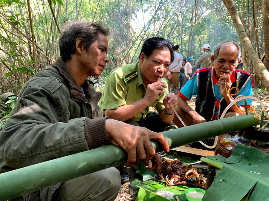 Att dyrka skogsguden idag är också en speciell ritual som visar solidariteten mellan Jrai-samhället och myndigheterna i skogsskyddsarbetet. Foto: Minh Chau truyen-thong.jpg