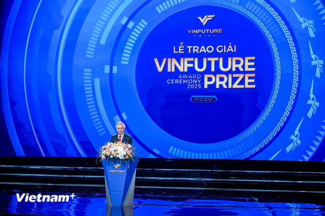 Giáo sư Richard Friend, Chủ tịch Hội đồng Giải thưởng VinFuture phát biểu tại sự kiện. (Ảnh: Minh Sơn/Vietnam+)