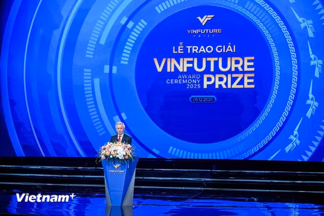 Giáo sư Richard Friend, Chủ tịch Hội đồng Giải thưởng VinFuture phát biểu tại sự kiện. (Ảnh: Minh Sơn/Vietnam+)