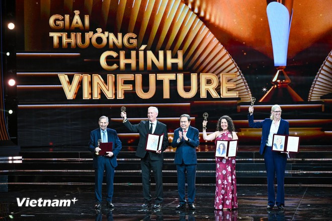 Chủ tịch Quốc hội Trần Thanh Mẫn trao Giải thưởng Chính VinFuture 2025 cho 4 nhà khoa học bao gồm:Tiến sĩ Douglas R. Lowy, Tiến sĩ John T. Schiller, Tiến sĩ Aimée R. Kreimer và Giáo sư Maura L. Gillison (Hoa Kỳ). (Ảnh: Minh Sơn/Vietnam+)