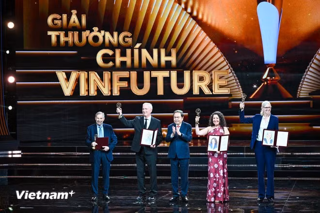 Chủ tịch Quốc hội Trần Thanh Mẫn trao Giải thưởng Chính VinFuture 2025 cho 4 nhà khoa học bao gồm:Tiến sĩ Douglas R. Lowy, Tiến sĩ John T. Schiller, Tiến sĩ Aimée R. Kreimer và Giáo sư Maura L. Gillison (Hoa Kỳ). (Ảnh: Minh Sơn/Vietnam+)
