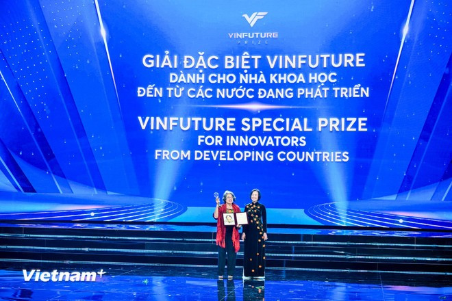 Giải Đặc biệt VinFuture 2025 dành cho Nhà khoa học đến từ các nước đang phát triển đã vinh danh Giáo sư María Esperanza Martínez-Romero. (Ảnh: Minh Sơn/Vietnam+)