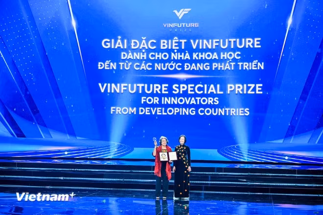 Giải Đặc biệt VinFuture 2025 dành cho Nhà khoa học đến từ các nước đang phát triển đã vinh danh Giáo sư María Esperanza Martínez-Romero. (Ảnh: Minh Sơn/Vietnam+)