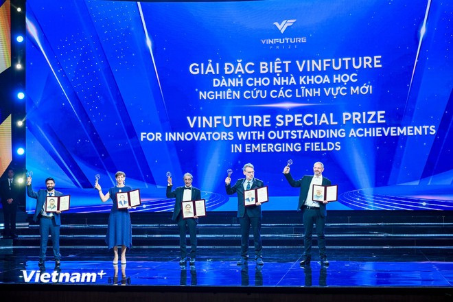 Giải Đặc biệt VinFuture 2025 dành cho Nhà khoa học nghiên cứu các lĩnh vực mới đã vinh danh 5 nhà khoa học vì những đổi mới trong phát triển các loại cây trồng lai có khả năng tự nhân giống. (Ảnh: Minh Sơn/Vietnam+)