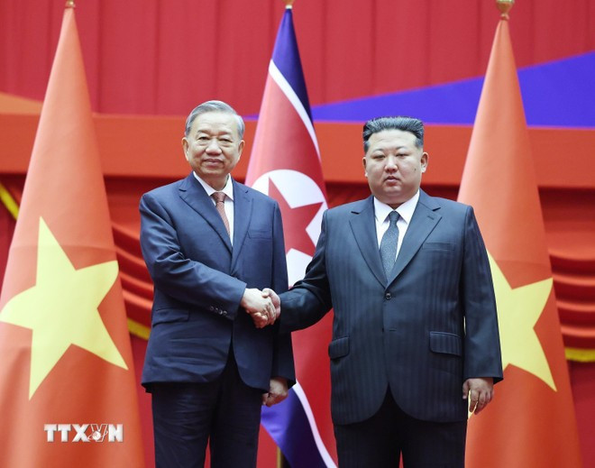 Tổng Bí thư Đảng Lao động Triều Tiên, Chủ tịch Quốc vụ nước Cộng hòa Dân chủ Nhân dân Triều Tiên Kim Jong Un đón Tổng Bí thư Tô Lâm. (Ảnh: Thống Nhất/TTXVN) Tổng Bí thư Đảng Lao động Triều Tiên, Chủ tịch Quốc vụ nước Cộng hòa Dân chủ Nhân dân Triều Tiên Kim Jong Un đón Tổng Bí thư Tô Lâm. (Ảnh: Thống Nhất/TTXVN)